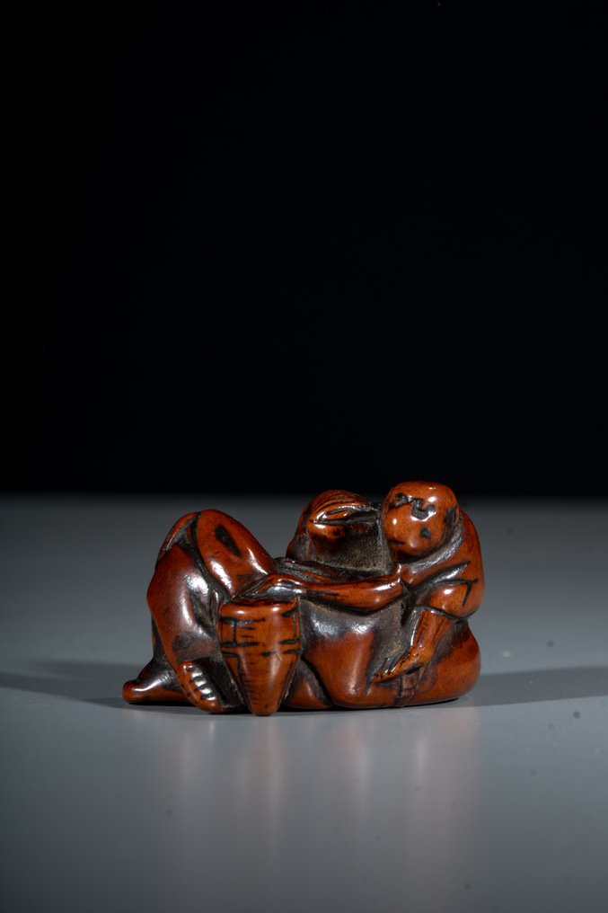 Un netsuke din lemn de boxwood cu un sarumawashi adormit și o maimuță. - Lemn, Cimișir - Japonia - Perioada Edo (începutul secolului al XIX-lea) #2.1