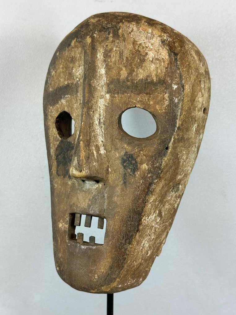 Με πιστοποιητικό· Παλιά αφρικανική μάσκα Kumu - Κονγκό. (χωρίς τιμή ασφαλείας) #1.0