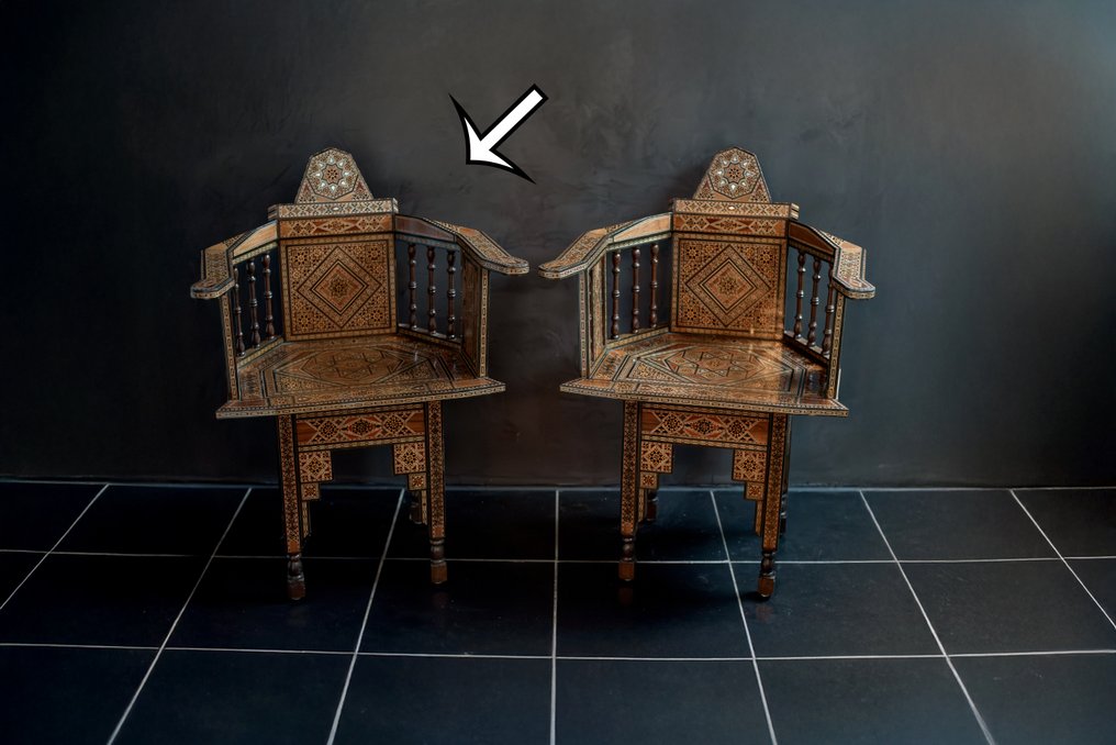 Handgefertigte Einlegsohle – reich verziert mit Perlmutt, Holz- und Beinmozaïek - Holz, Perlmutt - Libanon - Anfang des 20. Jahrhunderts #1.0