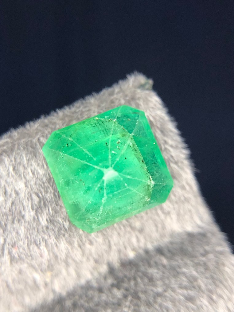 χωρίς τιμή ασφαλείας - 1 pcs  Πράσινο Σμαράγδι  - 5.99 ct - Διεθνής Ένωση Έγχρωμων Πολύτιμων Λίθων (ICA GemLab) - Τελείως κοπή σμαραγδένιου #59 #4.3