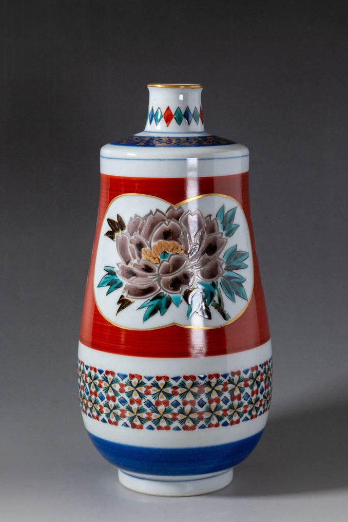 Κόκκινο και χρυσοτυπωμένο βάζο με επίστρωση πάνω από το γυαλί και ευοίωνο μοτίβο λουλουδιών «Zuika». - Πορσελάνη - Seiko Kitade / 北出星光 (1926 – ) - Ιαπωνία - Shōwa period (1926-1989) #1.0