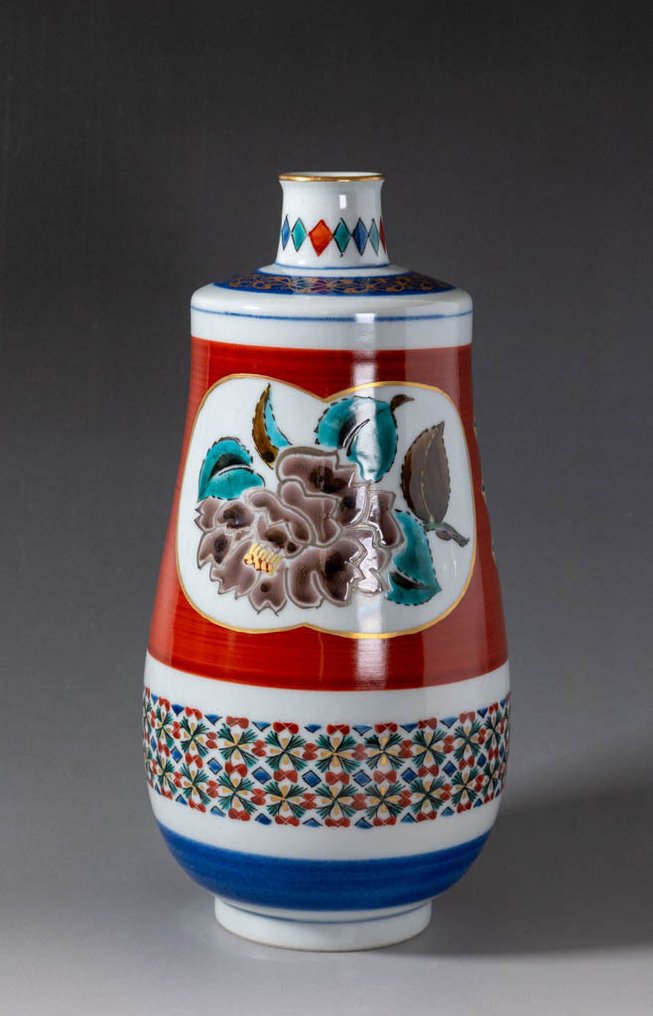 Κόκκινο και χρυσοτυπωμένο βάζο με επίστρωση πάνω από το γυαλί και ευοίωνο μοτίβο λουλουδιών «Zuika». - Πορσελάνη - Seiko Kitade / 北出星光 (1926 – ) - Ιαπωνία - Shōwa period (1926-1989) #3.2