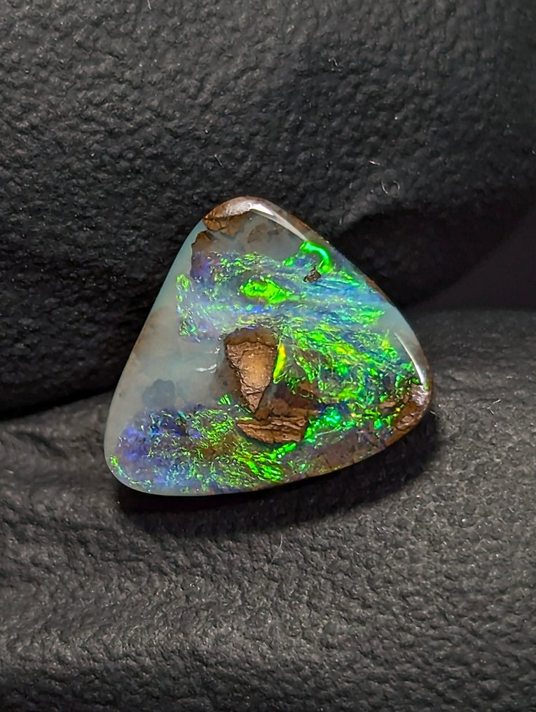 1,64 ct - Opale prezioso naturale Boulder da Queensland, con intenso gioco di colore. Lucidato - Altezza: 8 mm - Larghezza: 7 mm- 0.33 g - (1) #1.0
