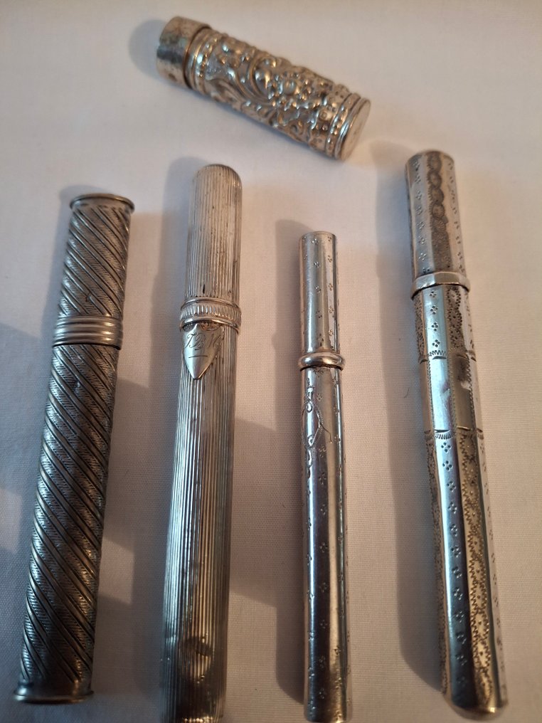 针盒 (5) - 四个古董银针盒，荷兰银标准，及一个较小的盒子，标记为800。 - .833 银 - 银色的针筒盒 #1.0