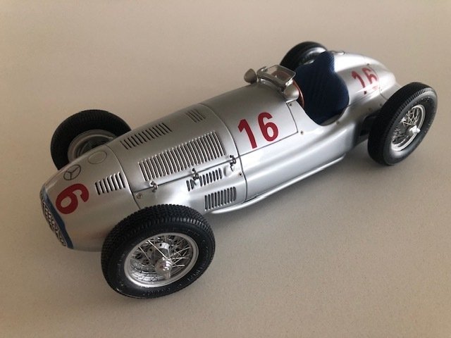 CMC 1:18 - 模型汽车 - Mercedes Benz W165 1939 "DER GROSE SIEGER VON TRIPOLIS" #1.0