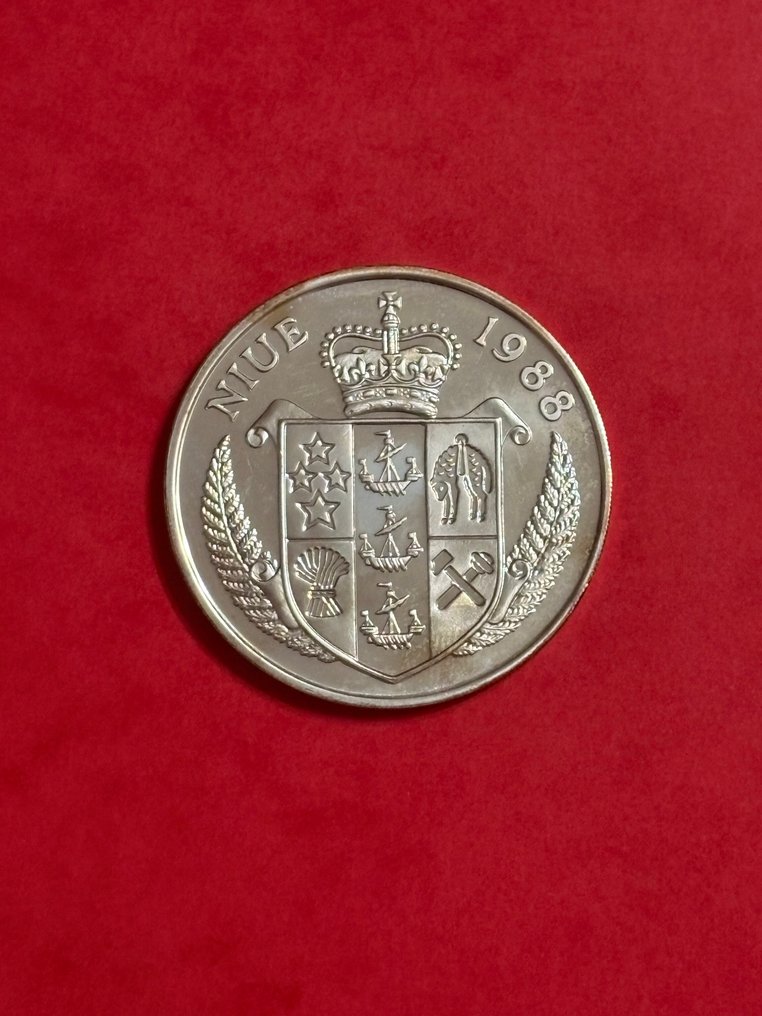 Niue. 50 Dollars 1988 (No reserve price) #1.0