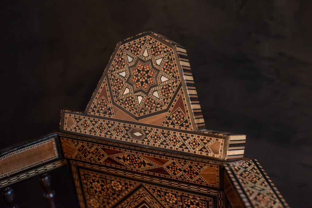 Handgefertigte Einlegsohle – reich verziert mit Perlmutt, Holz- und Beinmozaïek - Holz, Perlmutt - Libanon - Anfang des 20. Jahrhunderts #2.1