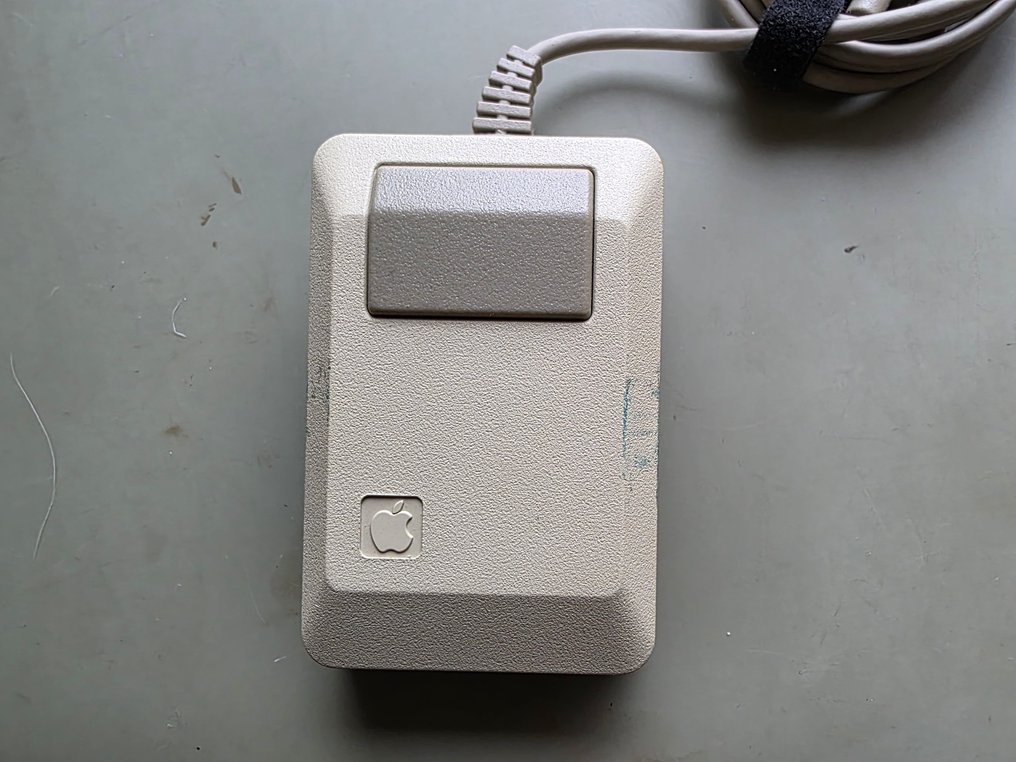 Macintosh 128K/512K mouse M0100 low serial number - Macintosh #1.0