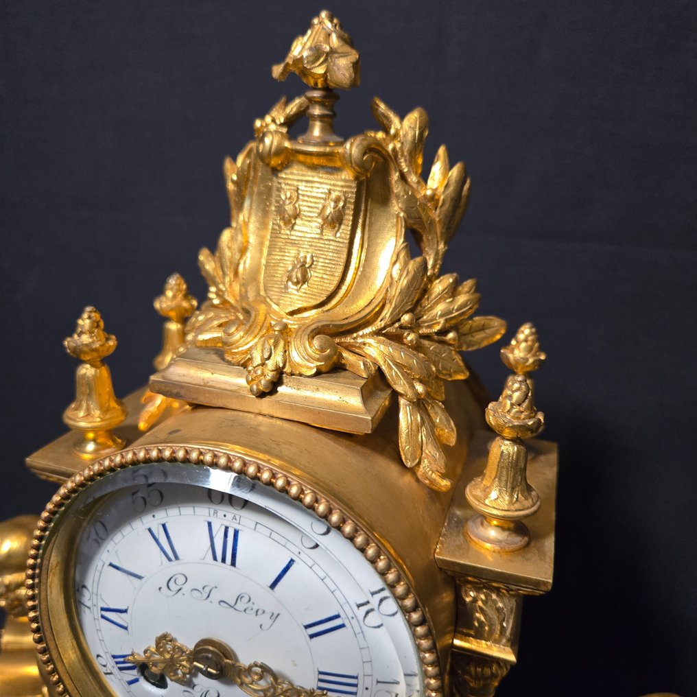 Relógio de lareira com figura - Lévy Estilo Luís XVI - Bronze dourado - 1850-1900 - Leitura dupla 1870 #3.2