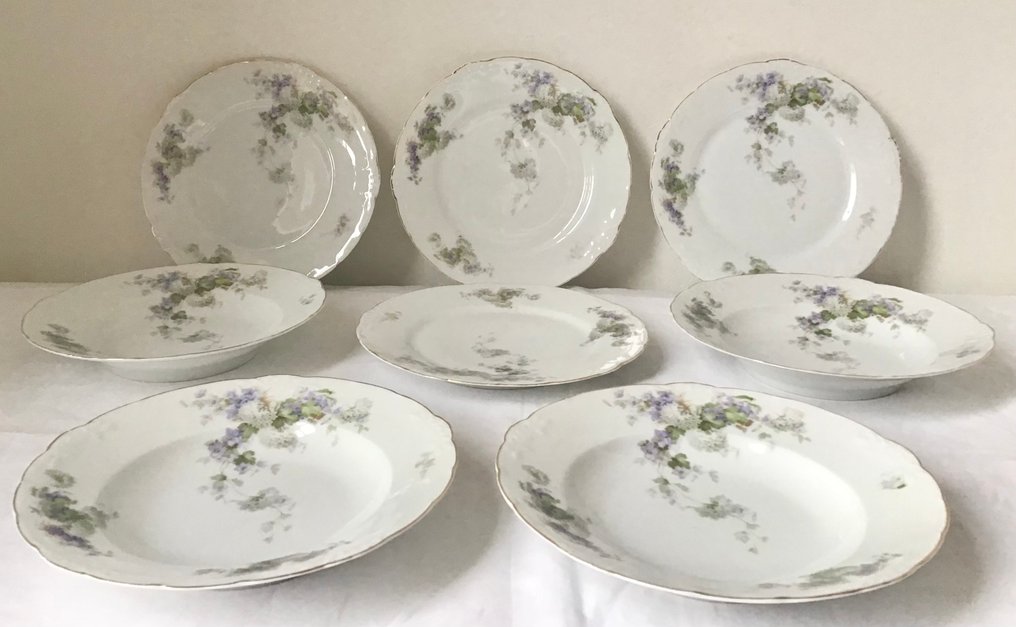 Thomas & Ens (Th. U. E.) - Dinner service (8) - Porcelain borders, hand-painted in an Art Nouveau style with purple and white flowers. #4.3