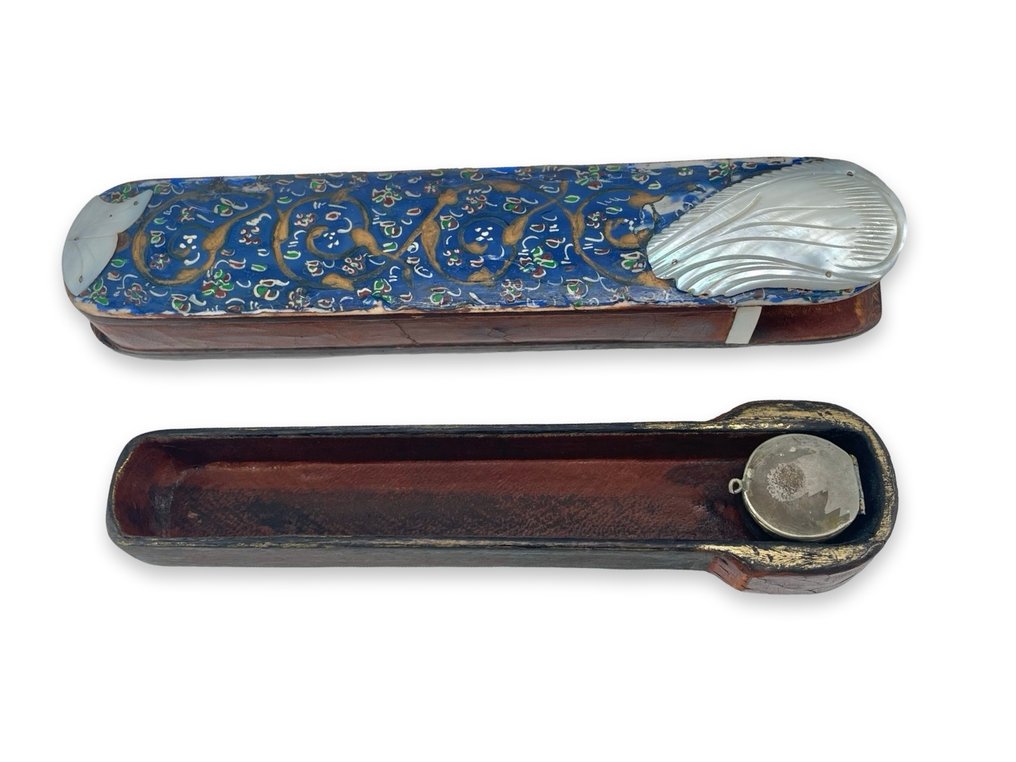 Qalamdan - Enamel (Minakari) Top on Papier Mache Body, Intact Inner Inkwell, Carved Nacre End Caps - Myöhäinen Qajar-kausi (1900-luku) #2.1