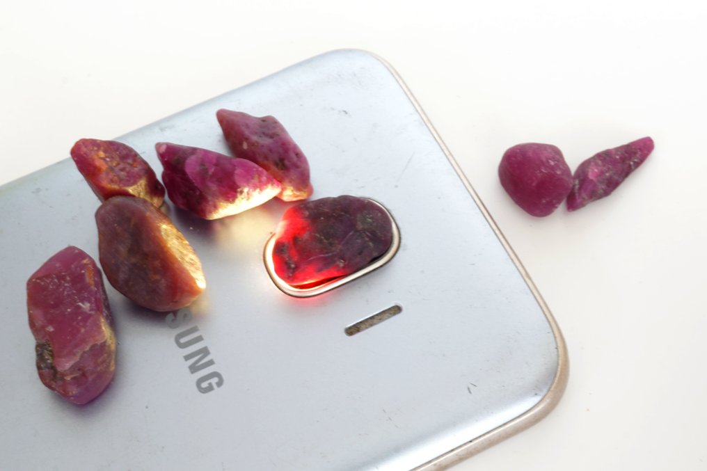 Ruby 125 carats of raw, untreated ruby crystals.- 25.08 g - (8) #3.2