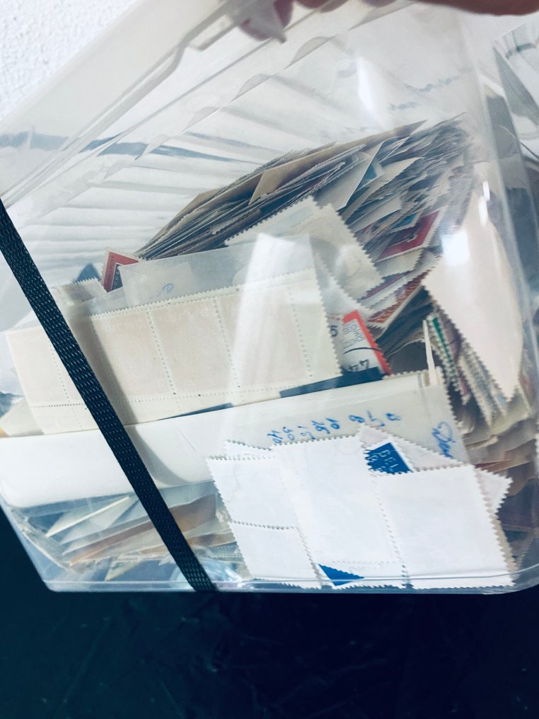 Wereld - Grote Partij postzegels LOS in Plasticbox gewicht 3,0 kg #2.1