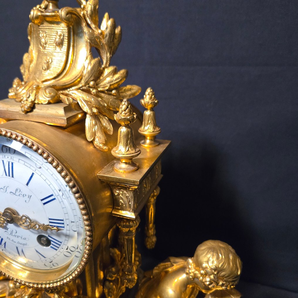 Relógio de lareira com figura - Lévy Estilo Luís XVI - Bronze dourado - 1850-1900 - Leitura dupla 1870 #4.3