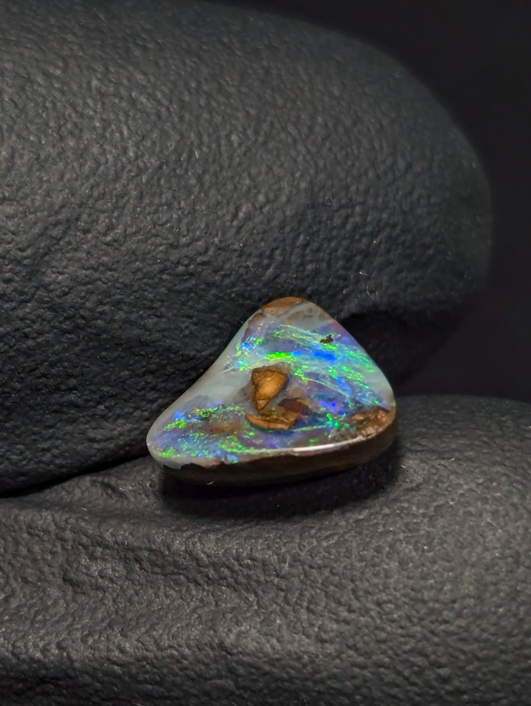 1,64 ct - Opale prezioso naturale Boulder da Queensland, con intenso gioco di colore. Lucidato - Altezza: 8 mm - Larghezza: 7 mm- 0.33 g - (1) #3.2