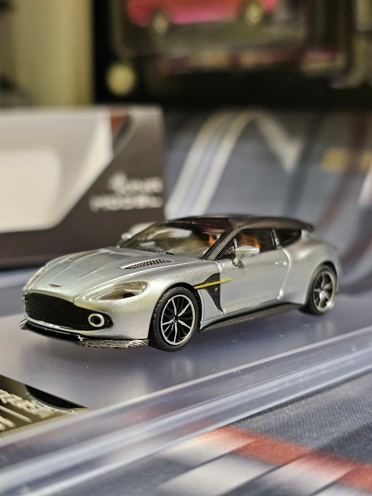 King Model, Hot Wheels, Majorette, Maisto, Matchbox 1:64 - Model car - Aston Martin Vanquish - King Model 1:64 - Detailed Model with Display Base #3.2