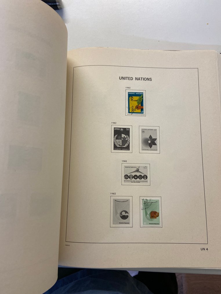 世界 1970/2000 - 联合国Davo邮票集，里面装满了几枚邮票。 #3.2