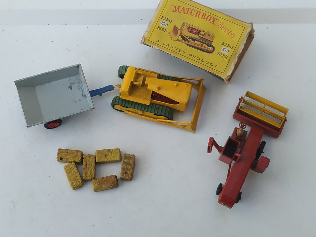 A Moko Lesney Product "Matchbox" Major Pack & King Size Serie 1:64 - Model car (15) - Moko Major Pack Original First Issue "MASSEY-FERGUSON 180 Special" Combine Harvester no.M5 - 1958 & First Original King Size Series 'D9 CATERPILLAR' Bulldozer No. K3 & 'WHITLOCK' Farm Trailer #4.3