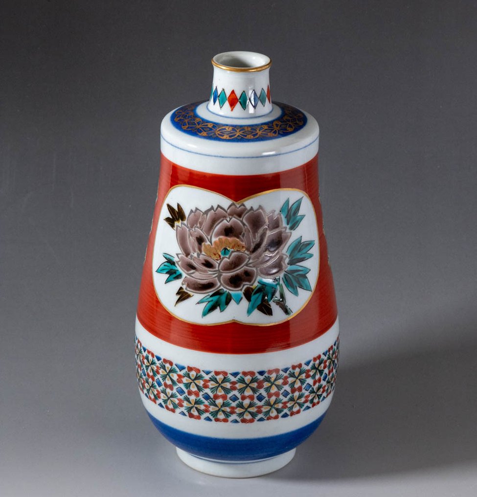 Κόκκινο και χρυσοτυπωμένο βάζο με επίστρωση πάνω από το γυαλί και ευοίωνο μοτίβο λουλουδιών «Zuika». - Πορσελάνη - Seiko Kitade / 北出星光 (1926 – ) - Ιαπωνία - Shōwa period (1926-1989) #1.0