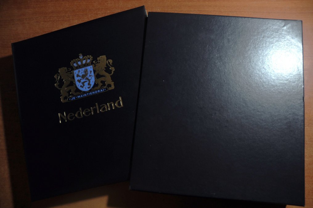 Accessories - An empty luxury DAVO album with cassette and loose sheets (with sheets from 2001/2015). #2.1