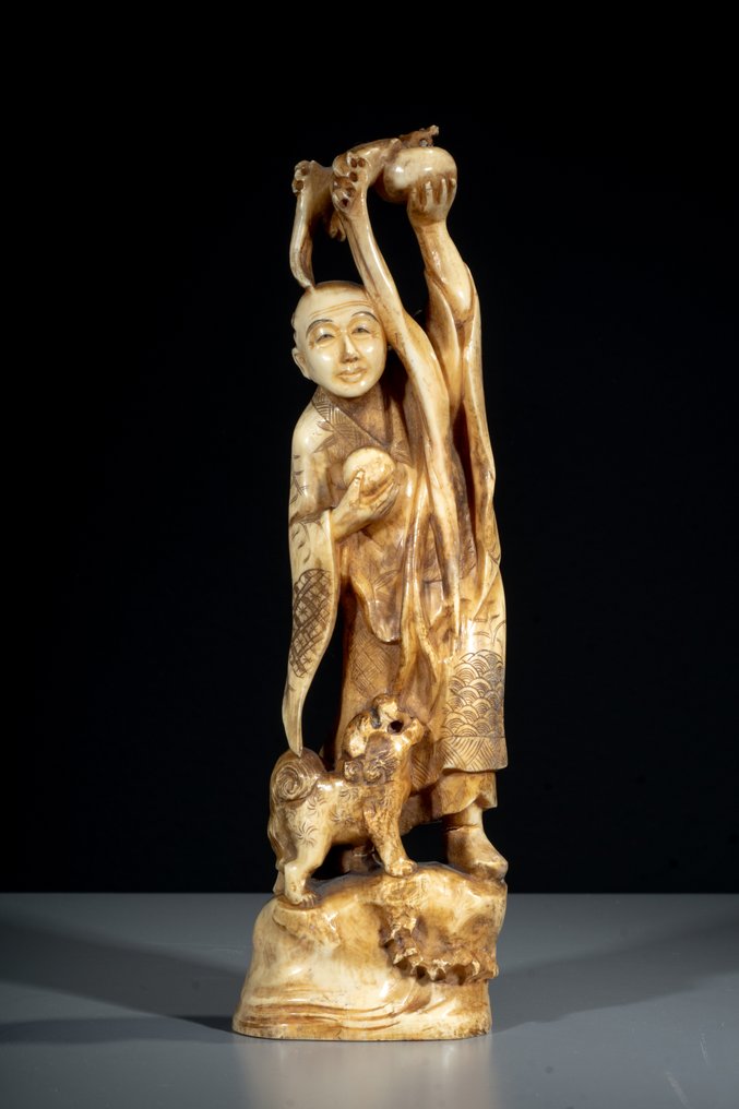 Avorio marino - Signed - Un okimono din fildeș marin reprezentând un Rakan în picioare cu shishi. - Perioada Meiji (secolul al XIX-lea) #1.0