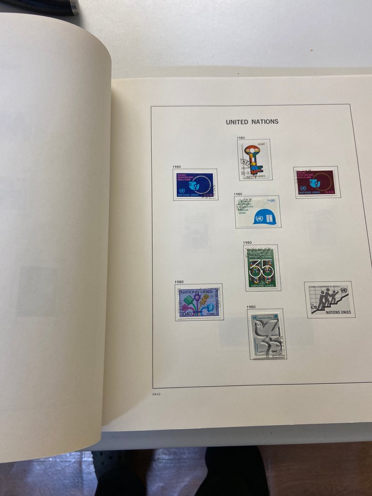 世界 1970/2000 - 联合国Davo邮票集，里面装满了几枚邮票。 #1.0