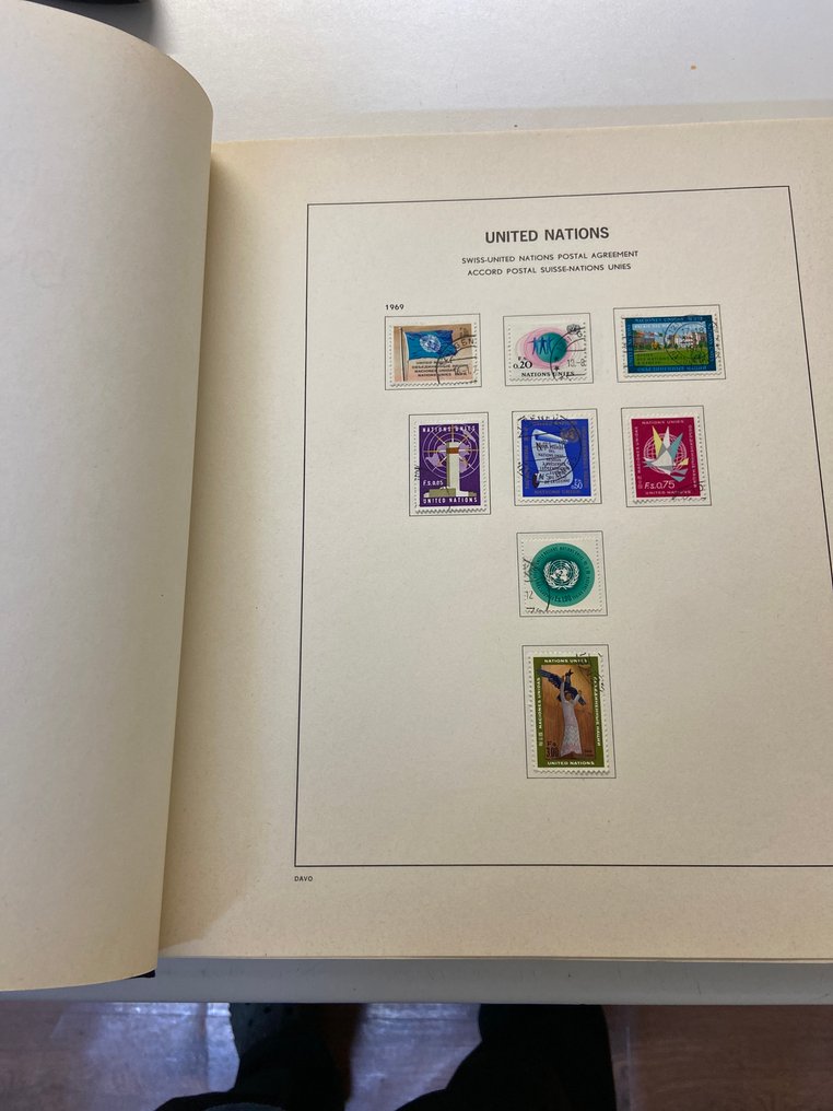 世界 1970/2000 - 联合国Davo邮票集，里面装满了几枚邮票。 #2.1