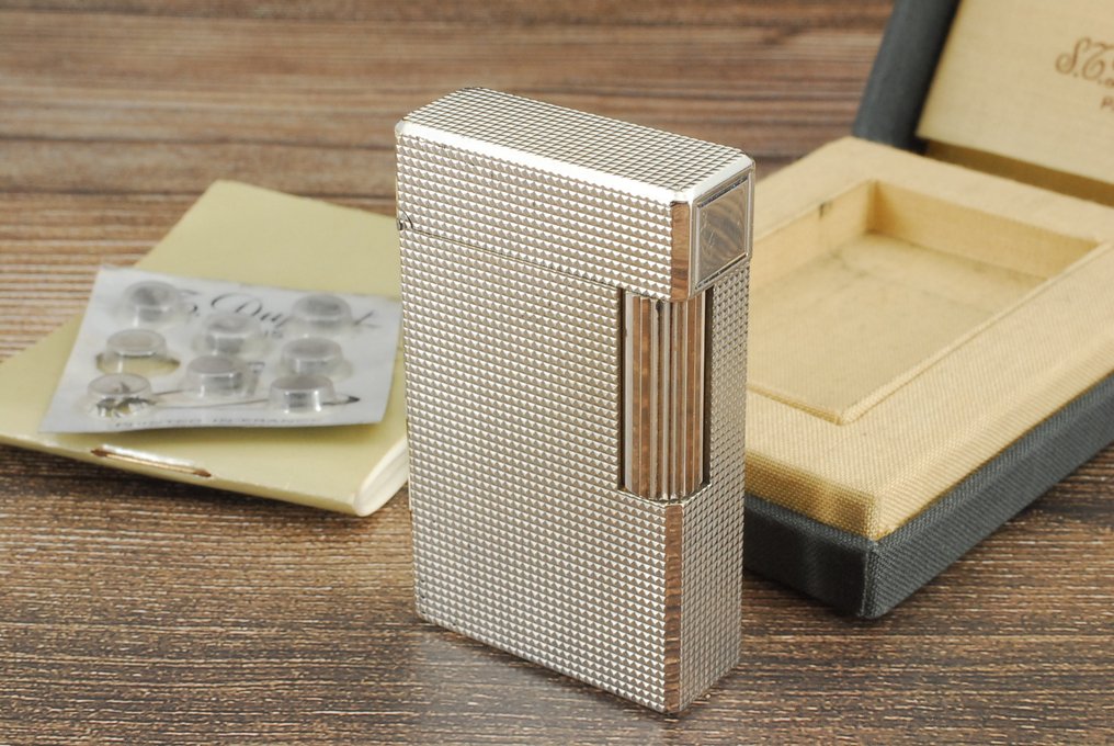 S.T. Dupont - Ligne Line 1 BR Large Gas Lighter - Lommelighter - Sølvbelagt med diamantmønstret guilloché #1.0