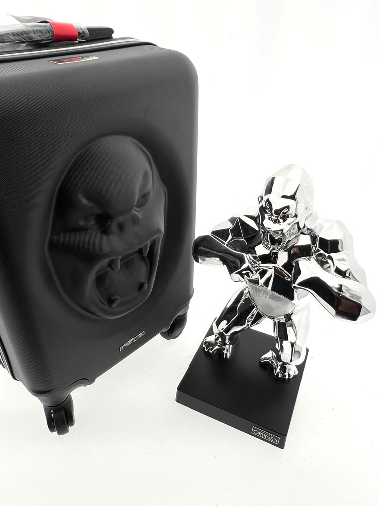 Richard Orlinski (1966) - Numbered KiwiKong - COA 0283/1000 - Silver Metallic Incl Suitcase & COA #1.0