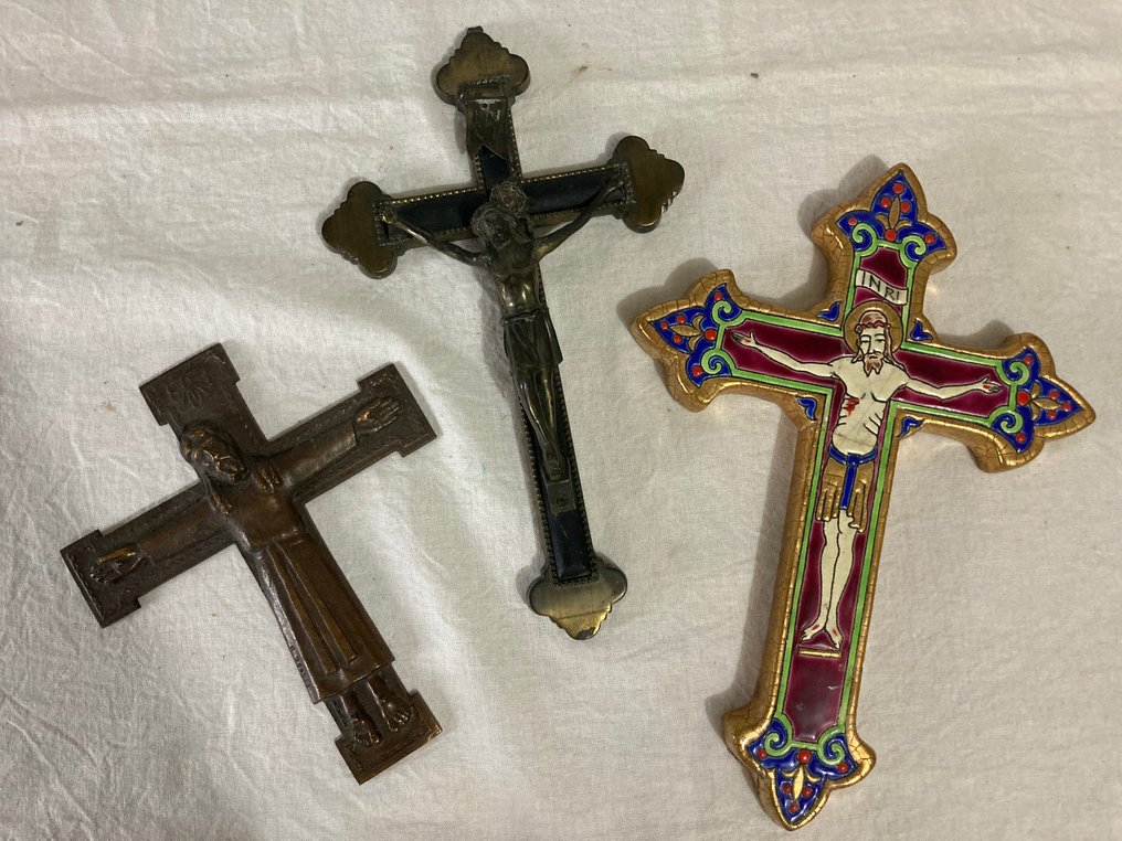 Kruzifix (3) - Bronze, Emaux de Longwy - 1920-1930 - Set mit 3 Kruzifixen #1.0