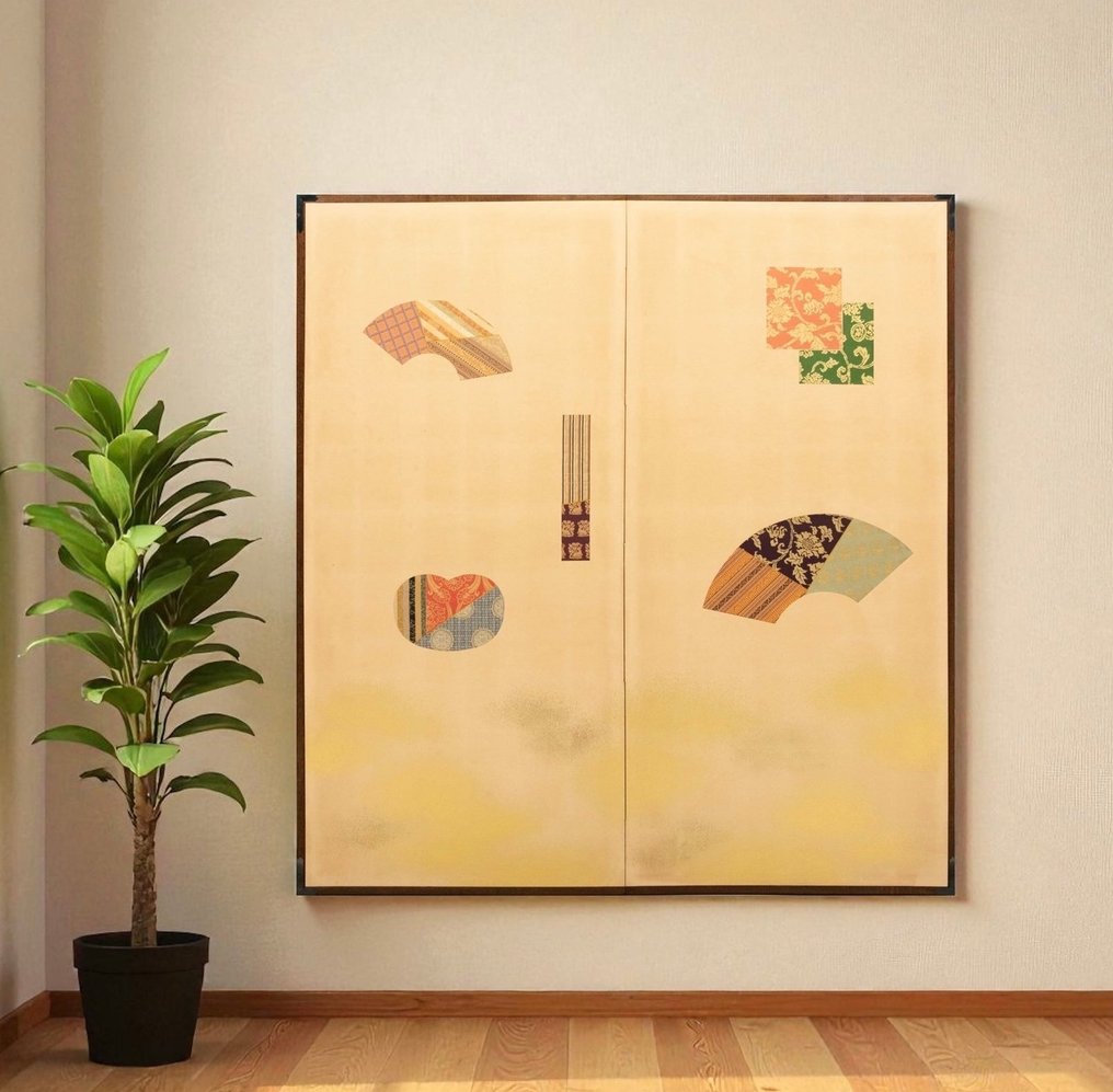 Paravento Byōbu - Carta, Legno, A two-panel screen painted on paper with gold powder and fan motifs - Giappone #1.0