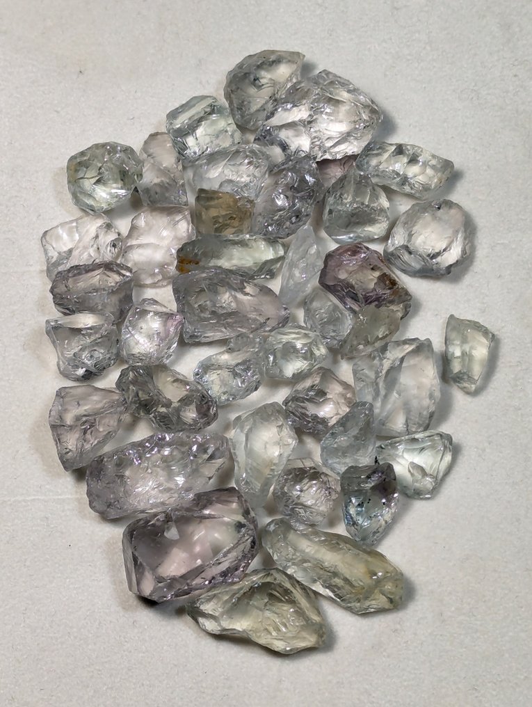 510 ct - Φυσικοί ακατέργαστοι κρύσταλλοι πραζιολίτη (πράσινη αμέθυστος) από τη Βραζιλία. Τραχύς - Ύψος: 27 mm - Πλάτος: 10 mm- 102 g - (39) #1.0