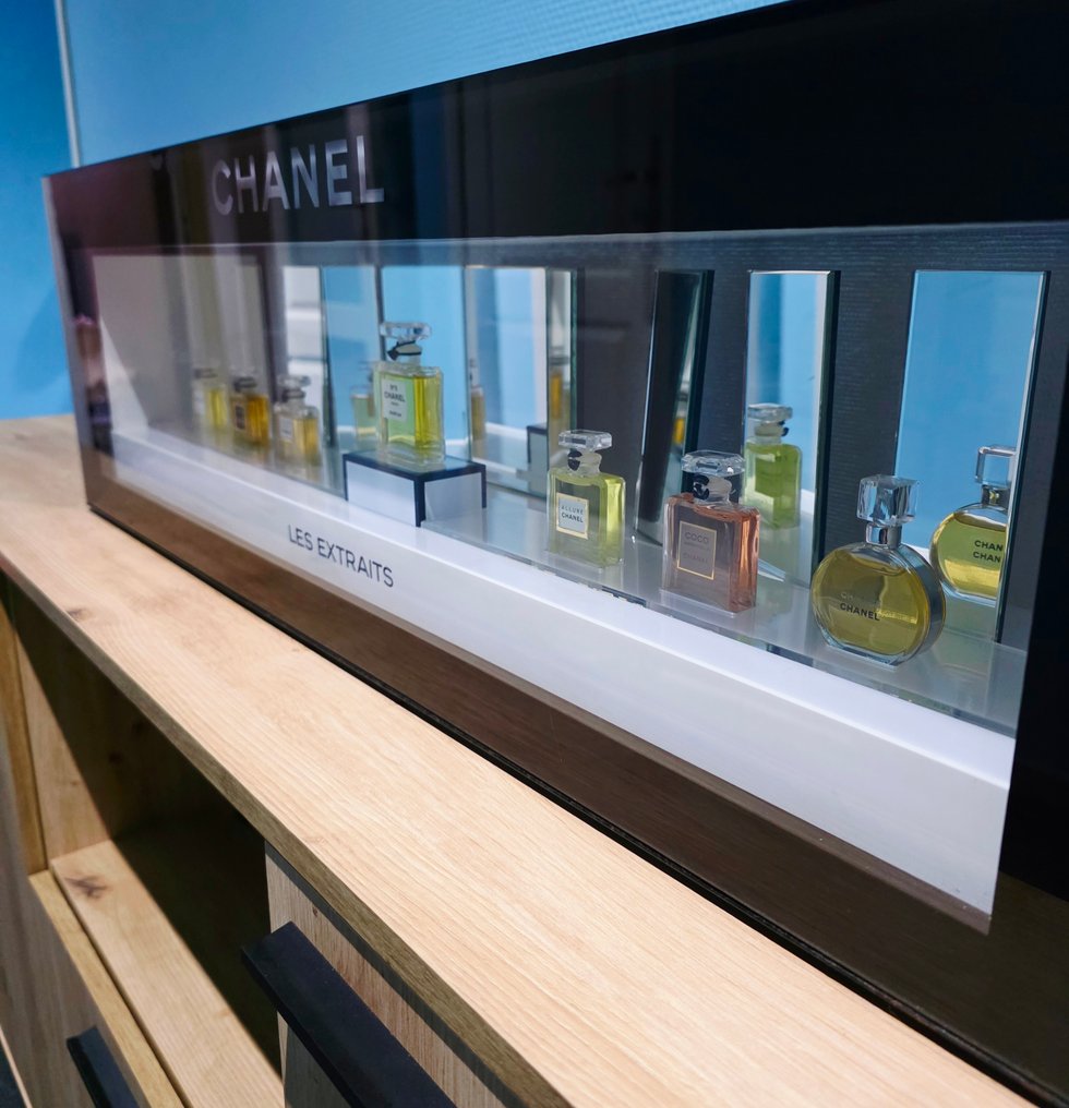 Chanel - 展示櫃 - 摘录 - 鋼, 亞克力, 镜子，电脑，电子元件, 玻璃 - 香奈儿香水橱窗 #3.2