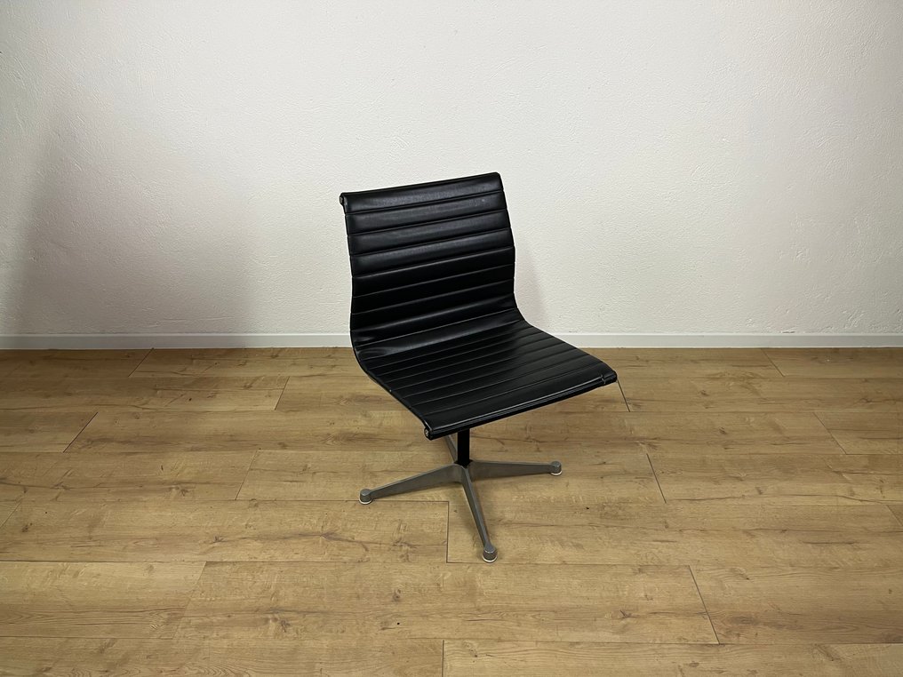 Herman Miller - Charles & Ray Eames - 椅子 - EA107 - 皮革, 铝 #1.0