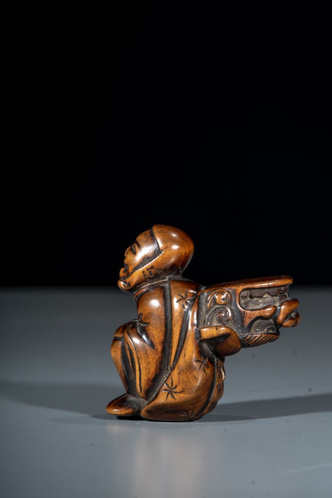 A Japanese boxwood netsuke depicting a crouching Shishimai dancer - Legno, bosso - Giappone - Meiji period (late 19th century) #3.2