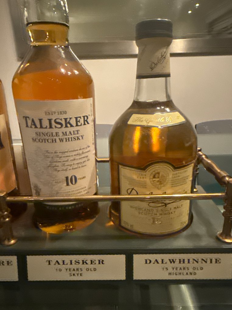 Glenkinchie 12yo + Lagavulin 16yo + Oban 14yo + Cragganmore 12 yo - 40% - 70cl Talisker 10yo + - with stand  - 70 cl - 6 flasker #4.3