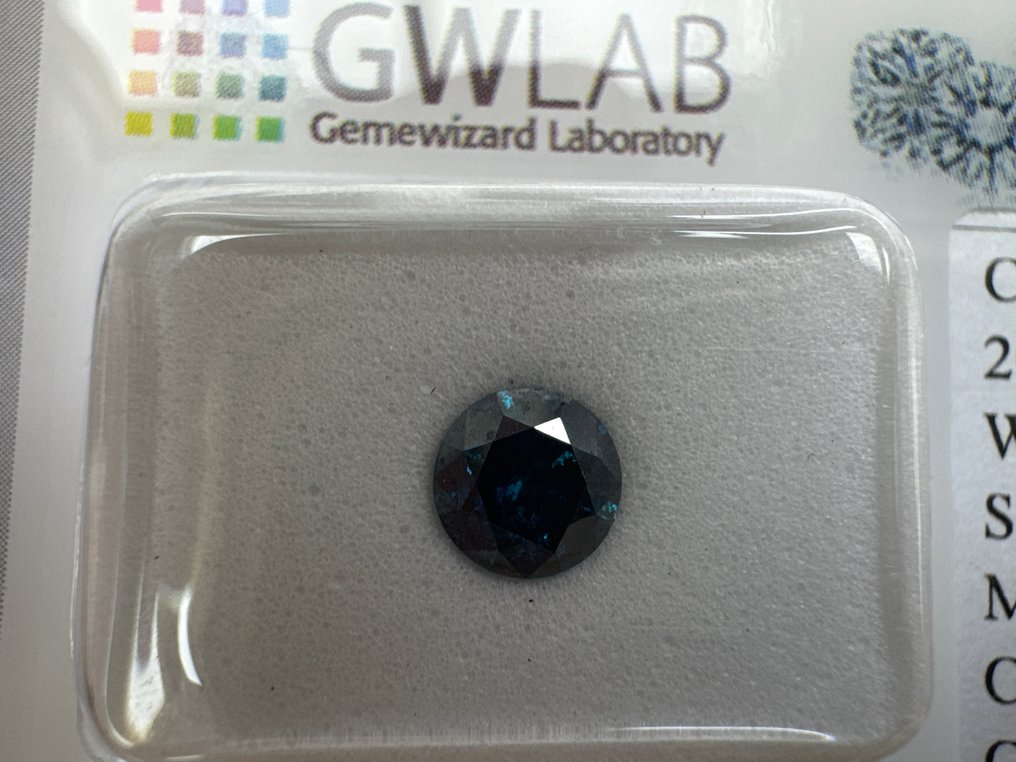 Senza prezzo di riserva - 1 pcs Diamante (Con trattamento colore) - 0.63 ct - Rotondo - Fancy deep Blu - I1 - Gemewizard Gemological Laboratory (GWLab) #1.0