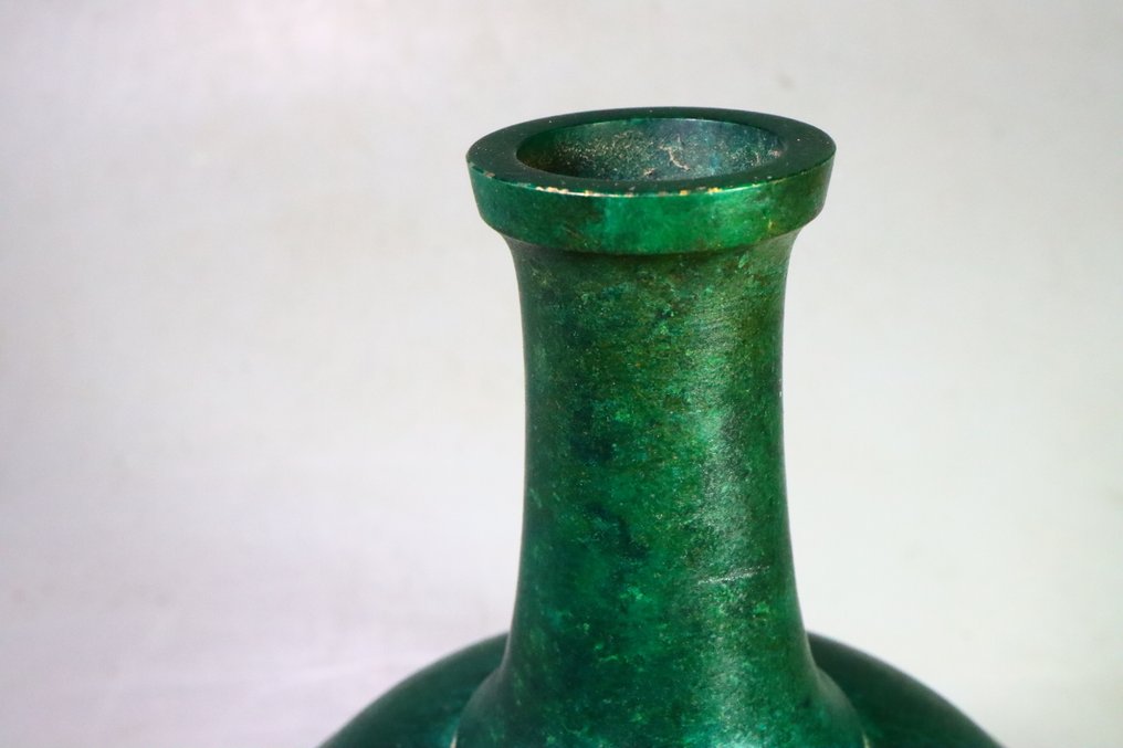 Bronze - Hasuda Shūgorō 蓮田修吾郎 - Vase(花器)Green vase decorated with body lines - Shōwa period (1926-1989) (No reserve price) #4.3