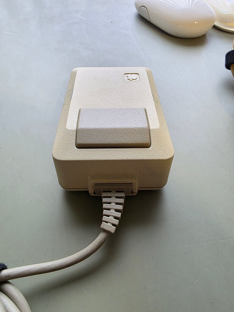 Macintosh 128K/512K mouse M0100 low serial number - Macintosh #3.2