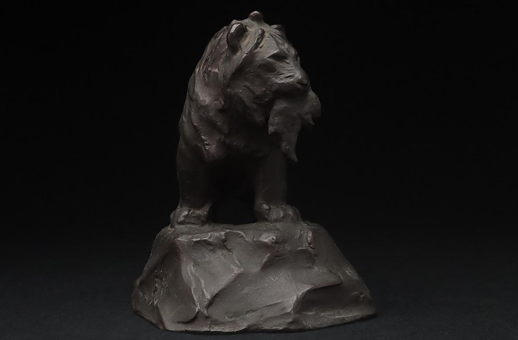 Bronze - Ryuzan - Very fine okimono of lion hunting rabbit, marked - mid 20th century #3.2