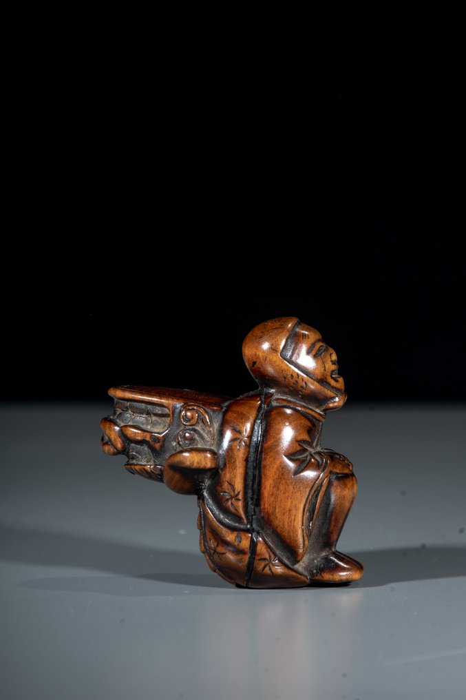 A Japanese boxwood netsuke depicting a crouching Shishimai dancer - Legno, bosso - Giappone - Meiji period (late 19th century) #1.0