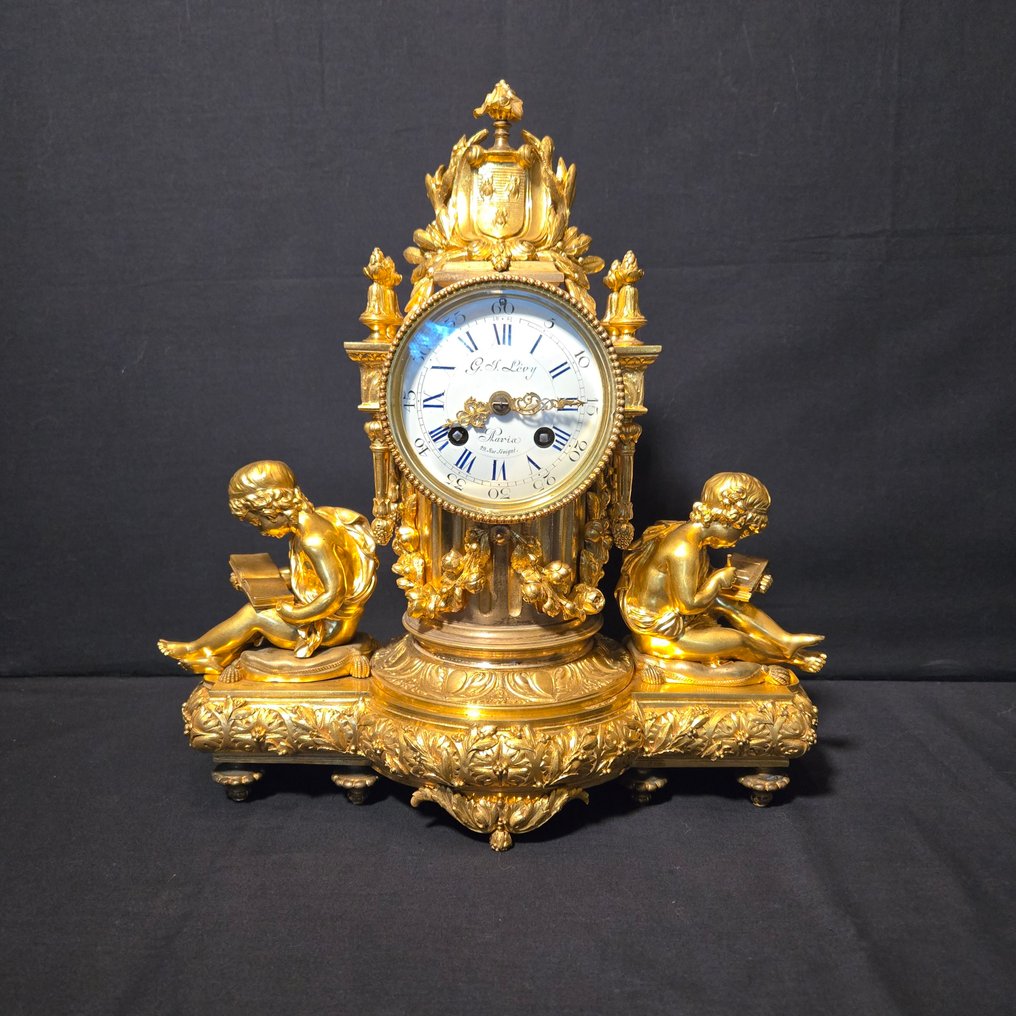 Relógio de lareira com figura - Lévy Estilo Luís XVI - Bronze dourado - 1850-1900 - Leitura dupla 1870 #1.0