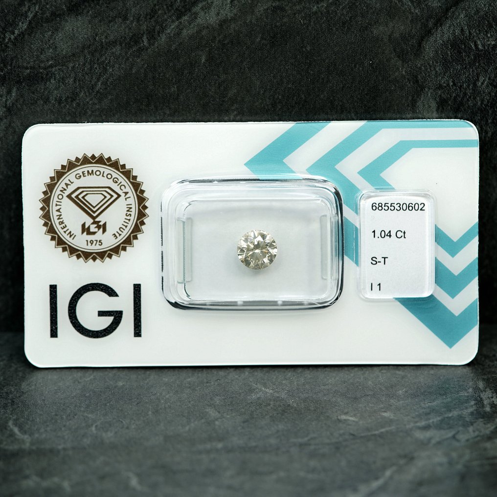 1 pcs Timantti (Luonnonvärinen) - 1.04 ct - Pyöreä - Light Harmahtava Keltainen - I1 - Kansainvälinen gemologinen instituutti (IGI) #1.0