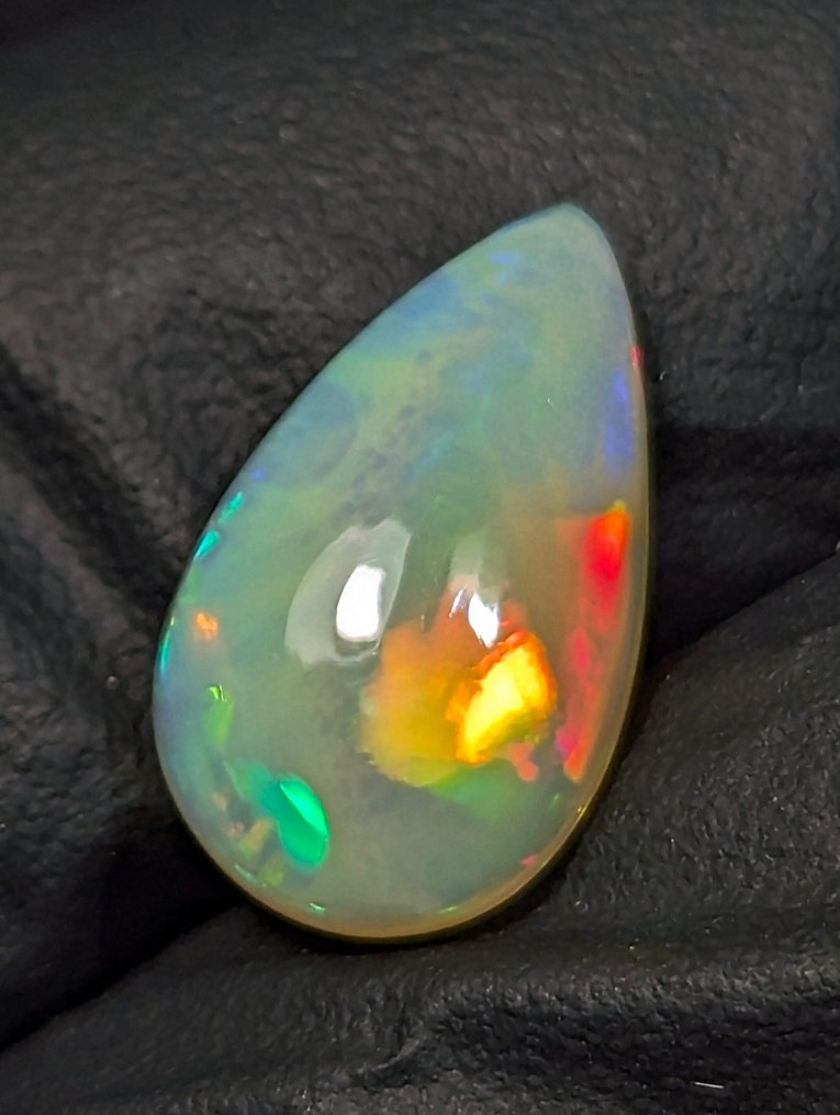 2,65 ct - Όμορφος φυσικός πολύτιμος λίθος Welo Opal, με έντονο παιχνίδι χρωμάτων. Καμπουσόν - Ύψος: 15 mm - Πλάτος: 9 mm- 0.53 g - (1) #1.0