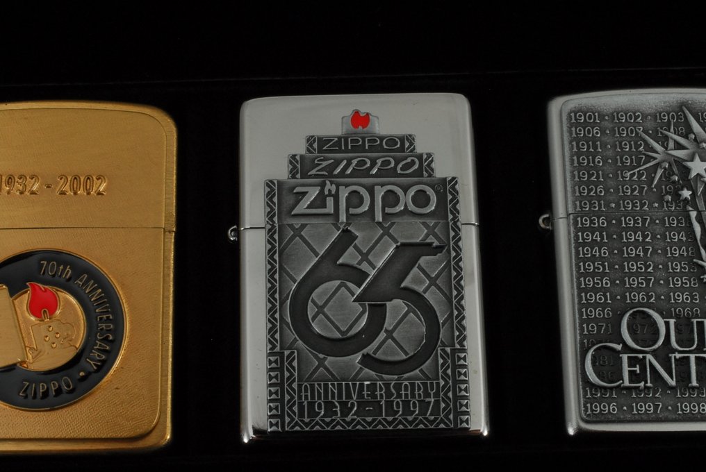 Zippo - 芝宝 - Oil Lighter Zippo Commemorative Anniversary Collection (4-lighter display set) - 口袋打火机 - 混合饰面(金色调、古银色调) #4.3