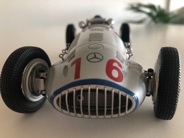 CMC 1:18 - 模型汽车 - Mercedes Benz W165 1939 "DER GROSE SIEGER VON TRIPOLIS" #1.0