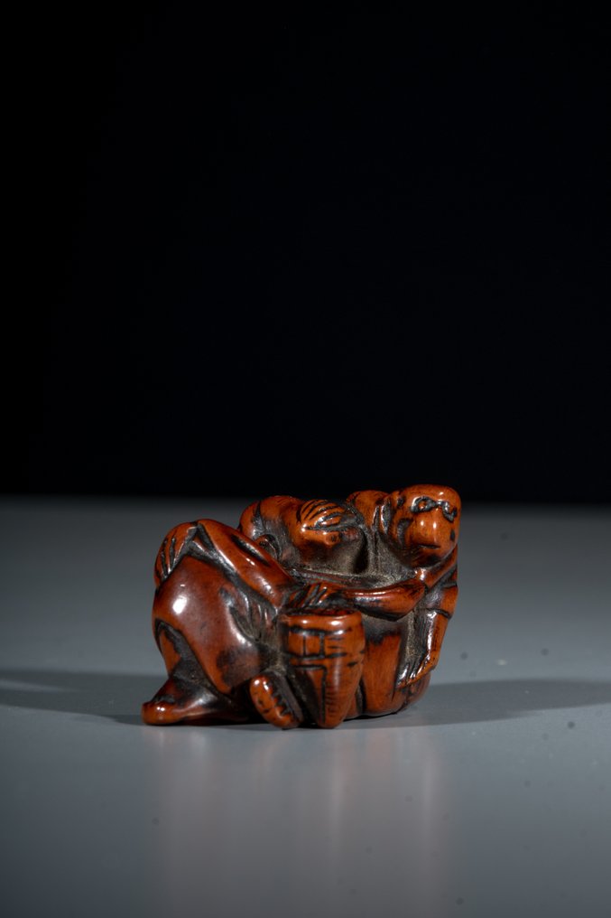 Un netsuke din lemn de boxwood cu un sarumawashi adormit și o maimuță. - Lemn, Cimișir - Japonia - Perioada Edo (începutul secolului al XIX-lea) #3.2