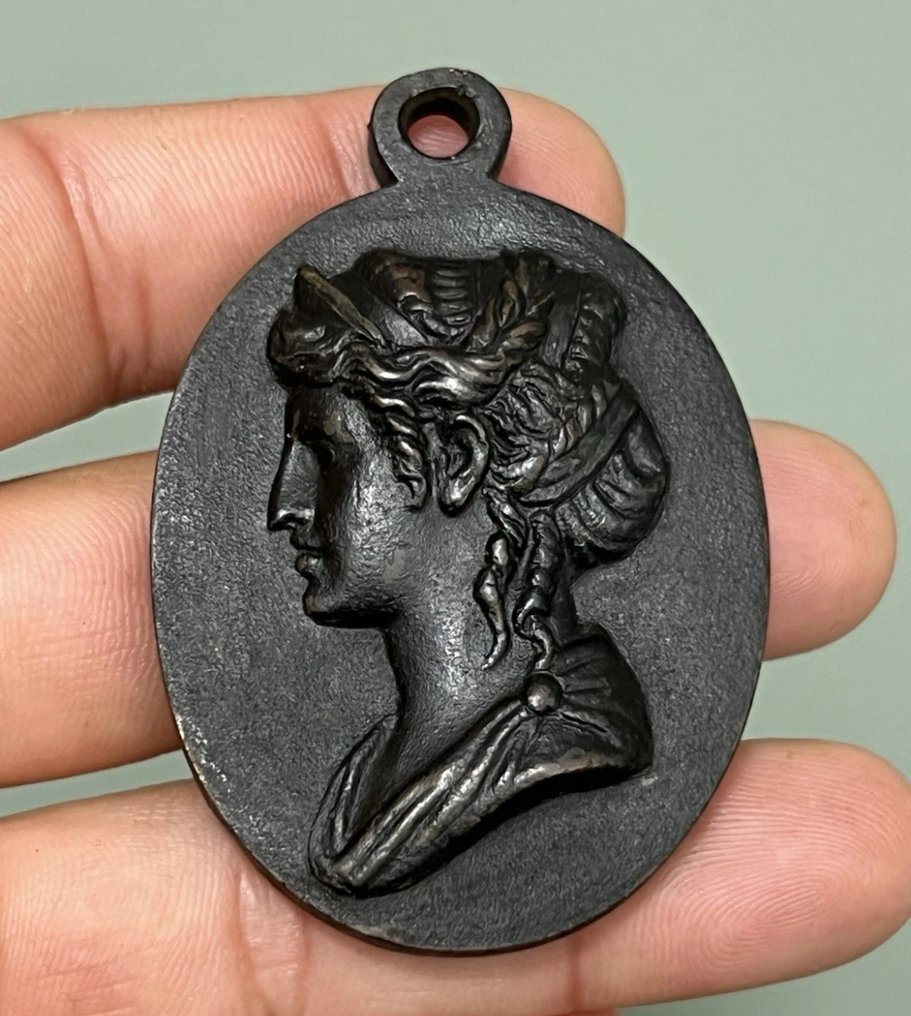 Storbritannia. Medal 19th C. Grand Tour Bronze Oval Plaque – Classical Female Bust – 62×42 mm #1.0