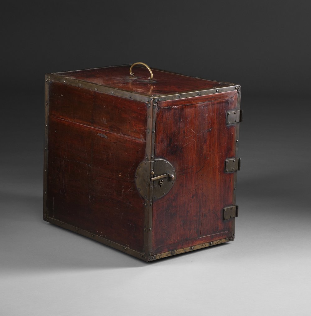 Lähde turvallisesti 懸硯船箪笥 (kakesuzuri funa’dansu) - Puu, Hinoki-sypressi, patinoitu messinki - Japani - Varhainen 1900-luku (Myöhäinen Meiji- ja Taishô-kausi) #1.0