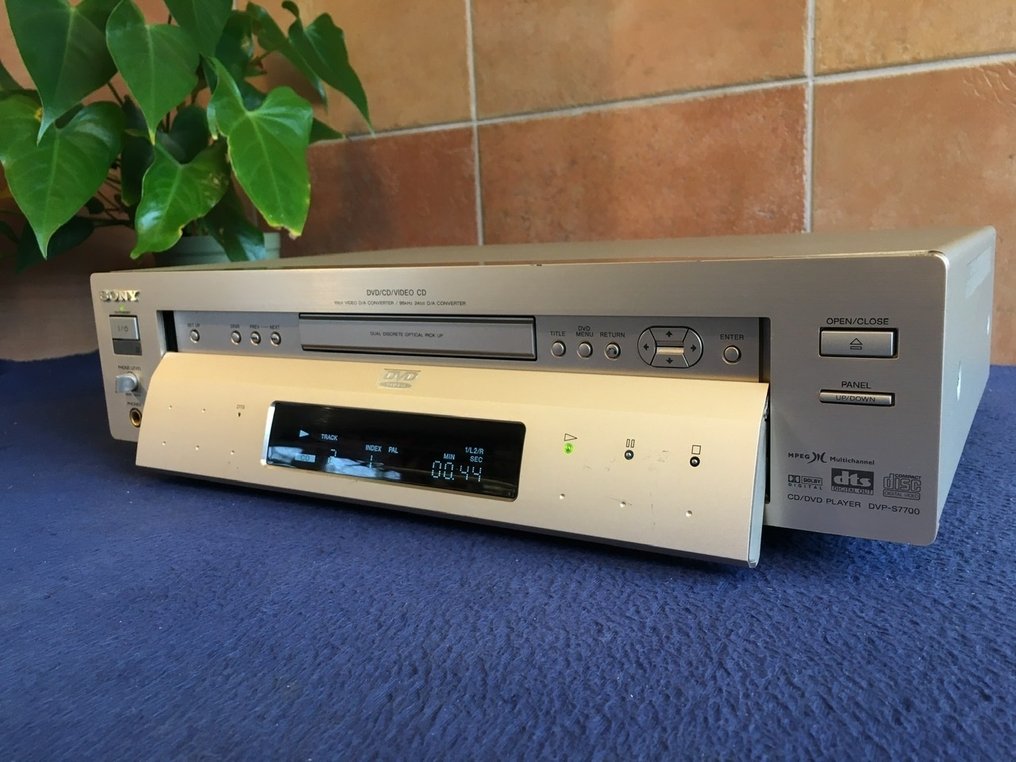 Sony - DVP-S7700 CD player #1.0